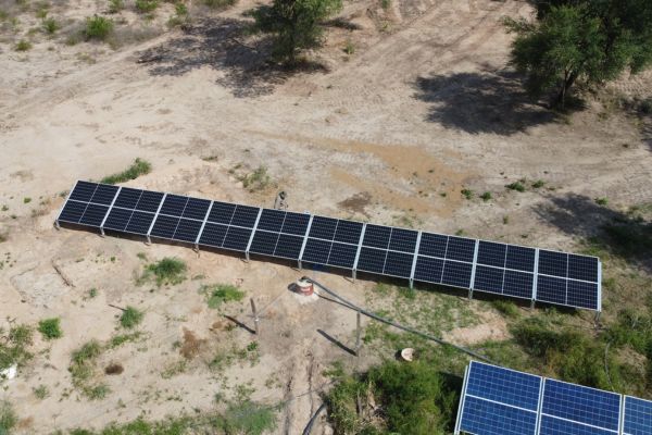 Instalación de paneles solares en campo del NEA por ADN Sustentable